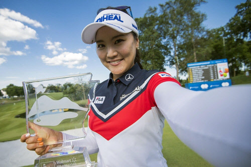 우승컵을 들고 포즈를 취한 유소연 [LPGA 트위터 캡처]